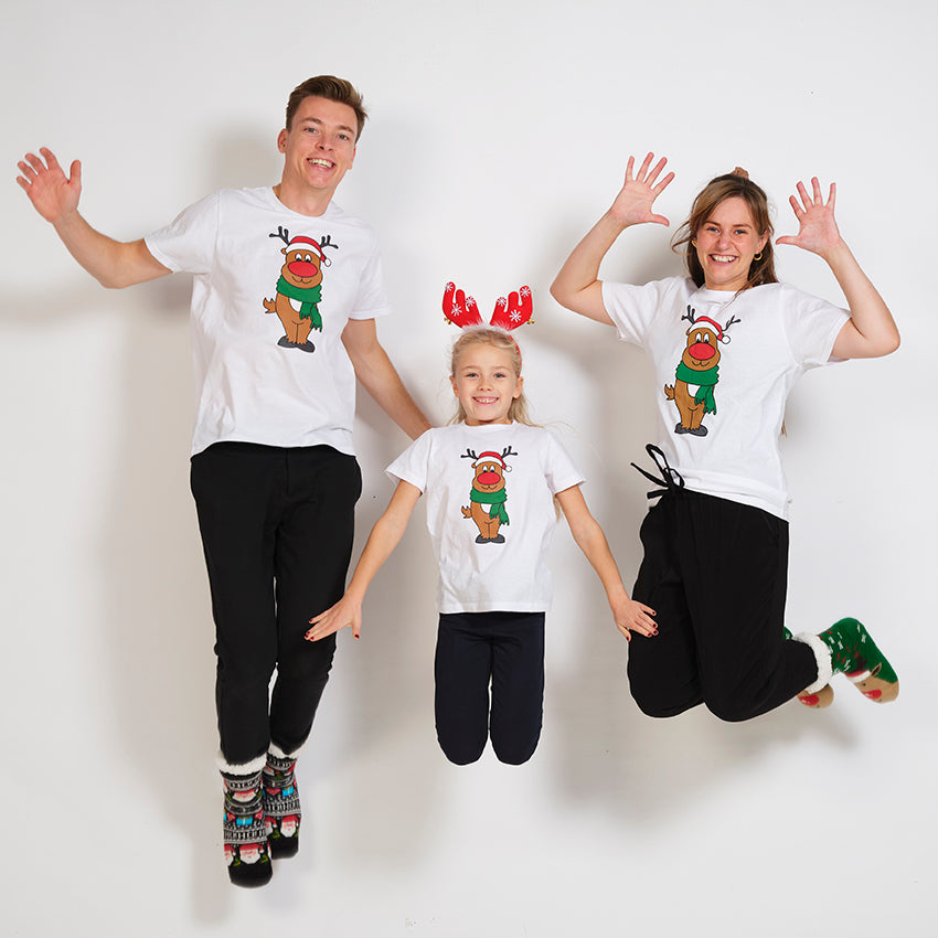 En hoppende mand, dame og barn iført den samme julet T-shirt.